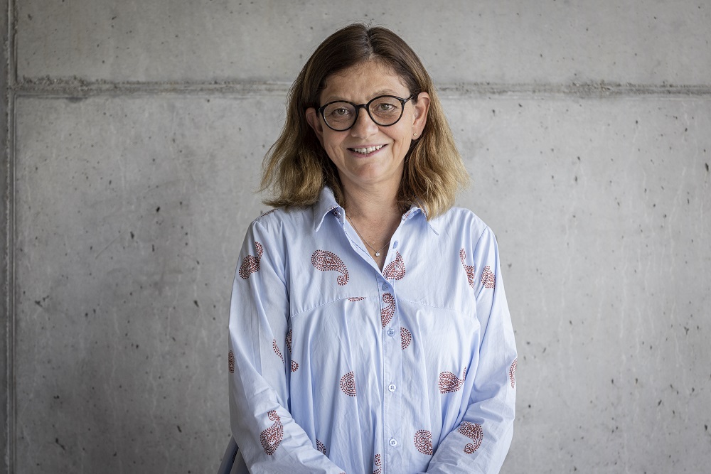 Ein Foto von der Frau Cornelia Gut-Villa, Leiterin Investor Center und Start-up-Finanzierungen, vor einer grauen Wand.