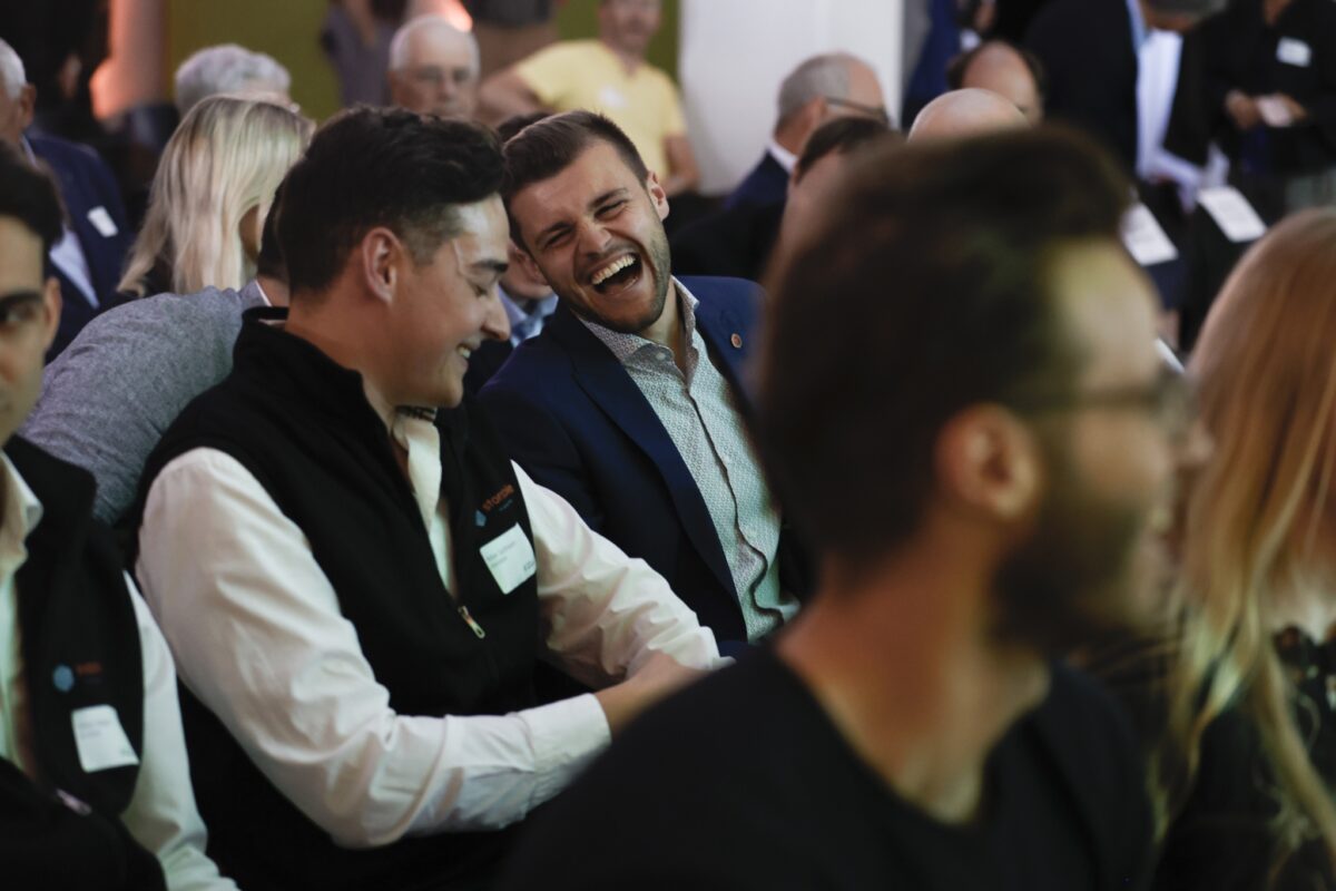 Zwei Personen im Publikum von der Veranstaltung Startfeld Diamant, die miteinander reden und lachen.