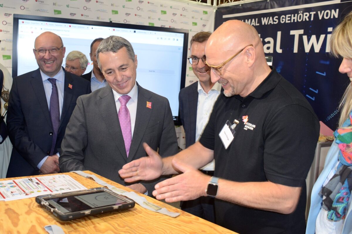 Ein Bild von dem Besuch des Bundesratspräsidenten an unserem Stand während dem Olma-Messen.