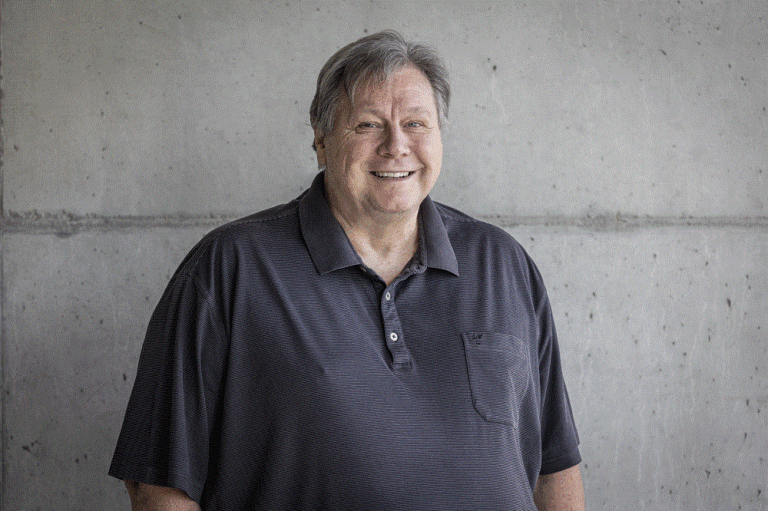 Ein Foto von dem Mann Beda Meienberger, Start-up-Berater und Connector FH OST, vor einer grauen Wand.