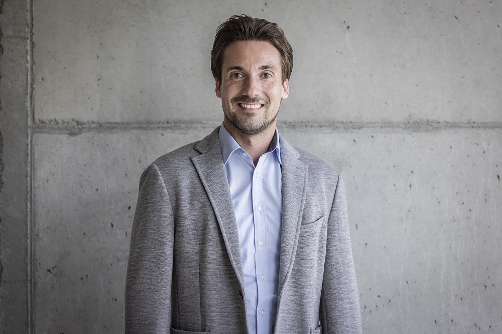 Ein Foto von dem Mann Bernd Schneider, Start-up-Berater und Connector Startup@HSG, vor einer grauen Wand.