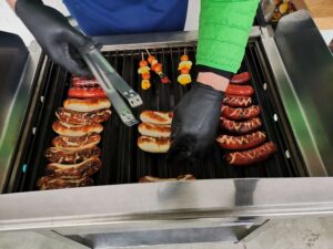 Ein Bild von dem BBQ an dem "Bier um 4" Anlass.