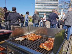 Ein Bild von dem BBQ während des Anlasses "Bier um 4".