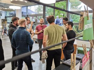 Ein Foto von den Teilnehmern an dem Anlass "Bier um 4".