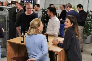 Ein Bild mit den Teilnehmern der Veranstaltung "Bier um 4", die fröhlich ein Gespräch führen.