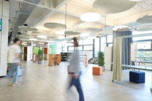 Platz für Co-Working, Events und einen spontanen Austausch mit verschiedenen Personen, die mit Innovation zu tun haben, auf dem Campus Lerchenfeld.