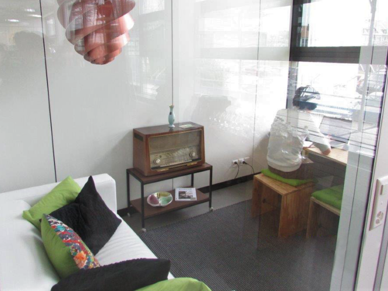 Ein Mann arbeitet an seinem Laptop in dem Co-Working Space von dem Campus Lerchenfeld.