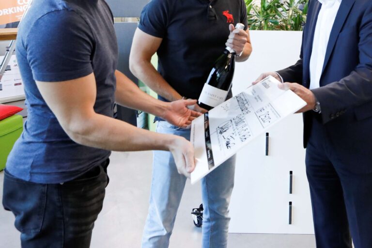Ein Start-up gewinnt eine Seed-Finanzierung von Startfeld und bekommt seinen Preis, sowie einen Champagner.