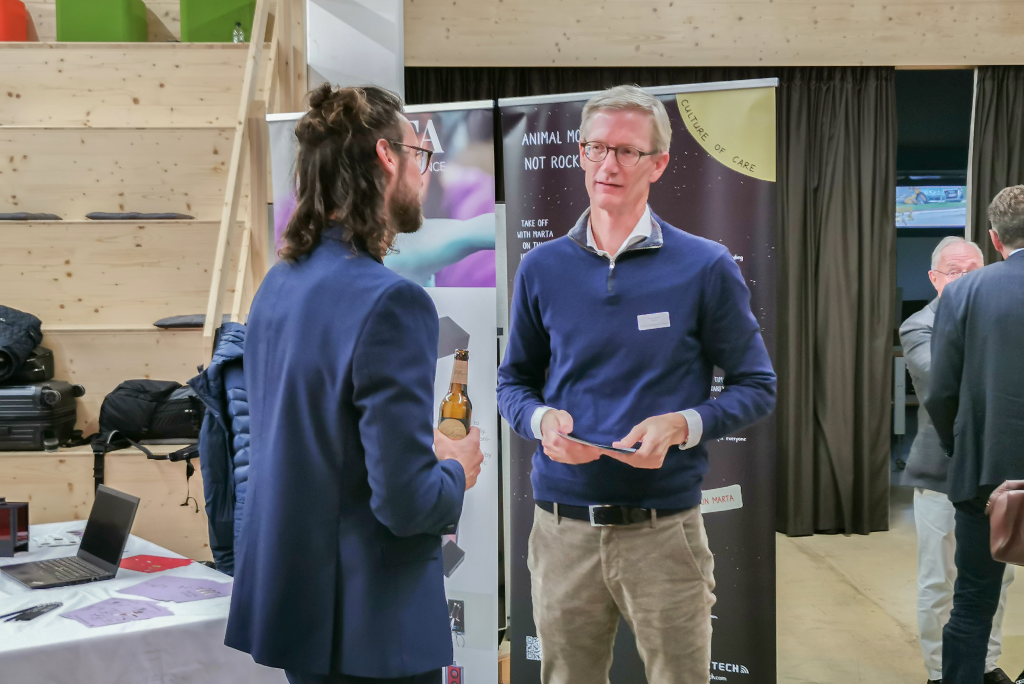 Zwei Männer, die sich während dem Investorsforum miteinander unterhalten.