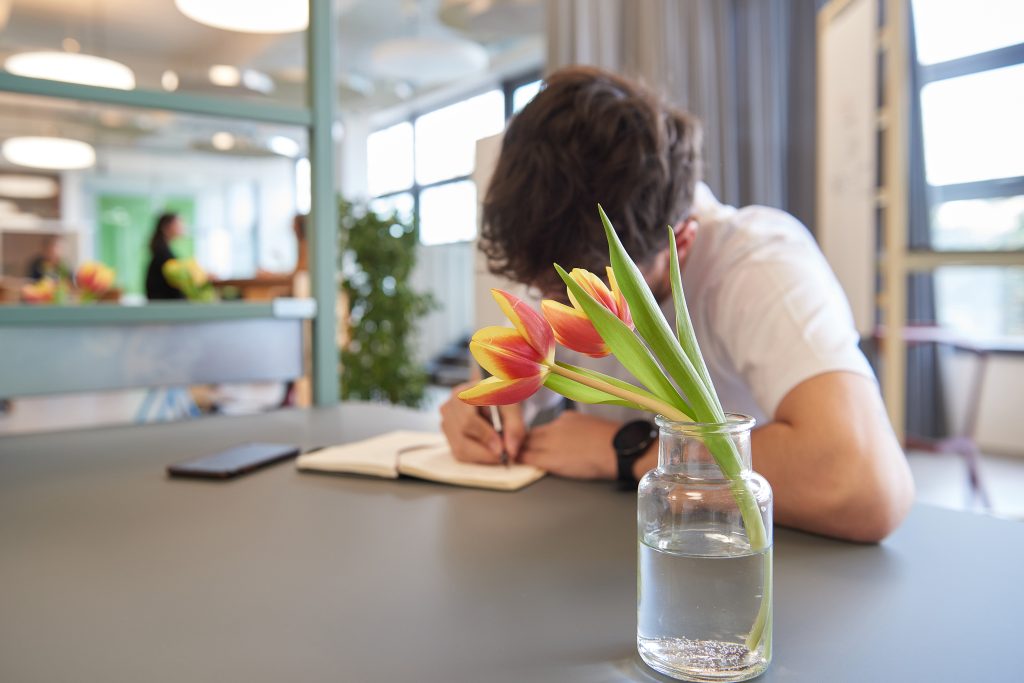 Ein Mann arbeitet in dem Co-Working Space im Capmus Lerchenfeld.