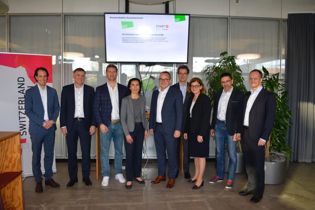 Auf dem Bild sind Vertreter der Thurgauer und die St. Galler Kantonalbank, sowie des Innovationparks Ost.