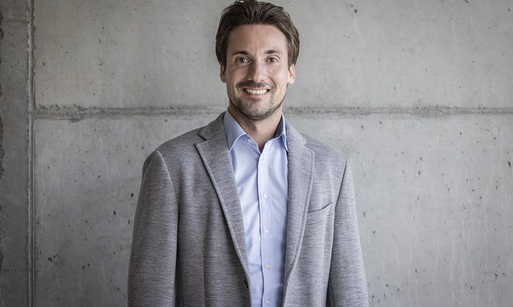 Ein Foto von dem Mann Bernd Schneider, Start-up-Berater und Connector Startup@HSG, vor einer grauen Wand.